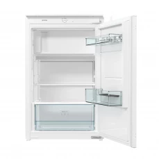 Ugradbeni frižider srednje veličine sa komorom za led.