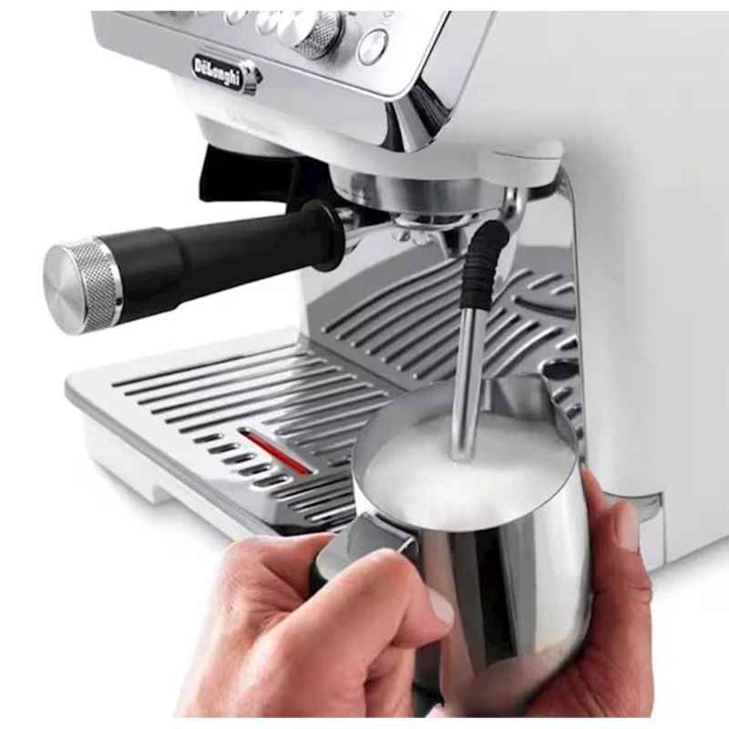 Aparat za espresso kafu sa pjenjačom za mlijeko.