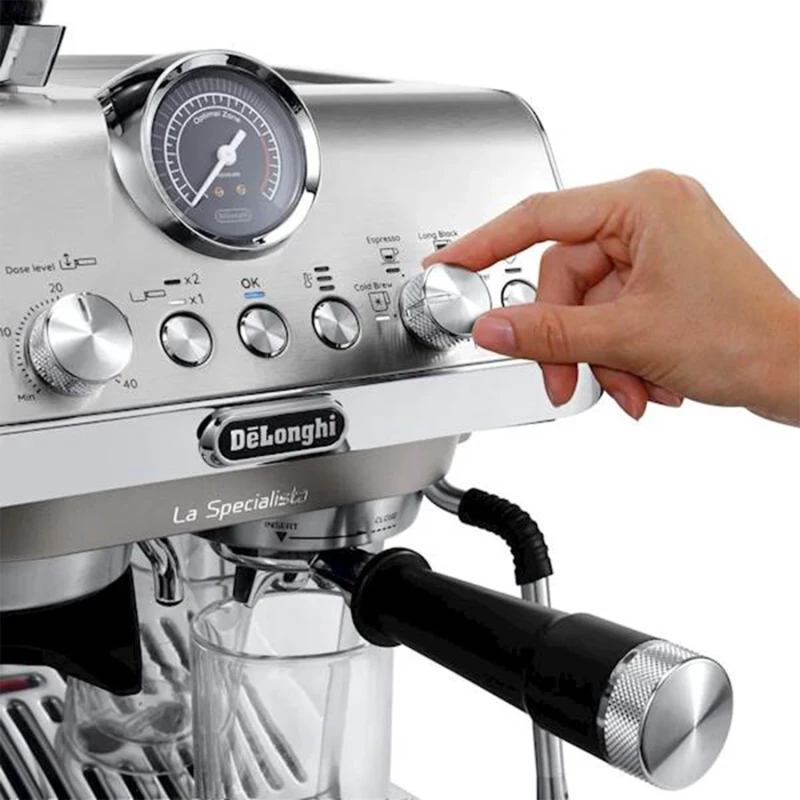 Aparat za espresso kafu sa pjenjačom za mlijeko.