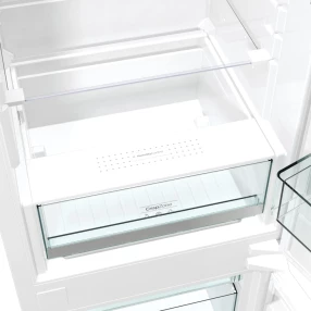 Ugradbeni kombinovani frižider sa opcijom brzog hlađenja.