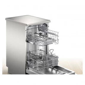 Unutrašnjost samostojeće mašine za pranje suđa Bosch