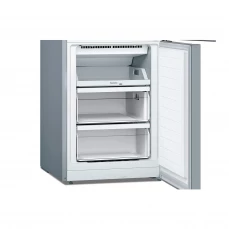 Kombinovani frižider sa ladicama za zamrzavanje u donjem dijelu.
