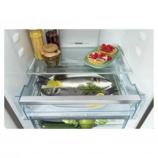 Unutrašnjost sa hranom samostojećeg frižidera sa zamrzivačem Gorenje, sivi