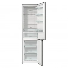 Prednja strana sa otvorenim vratima samostojećeg frižidera sa zamrzivačem Gorenje, sivi