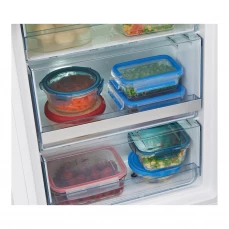 Ladice zamrzivača sa smrznutom hranom ugradbenog frižidera sa zamrzivačem Gorenje, bijeli
