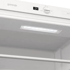 Ugradbeni kombinovani frižider sa SuperCool funkcijom brzog hlađenja namirnica.