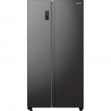 Side by side frižider crne boje sa ledomatom u unutrašnjosti.