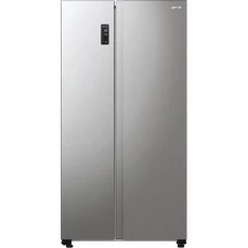 Sivi side by side frižider sa displejem i unutrašnjim ledomatom.