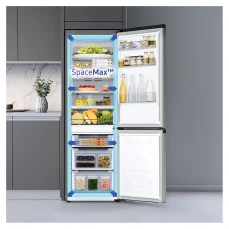 Unutrašnjost samostojećeg frižidera sa zamrzivačem Samsung