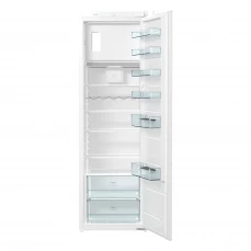 Visoki ugradbeni frižider sa komorom za led.