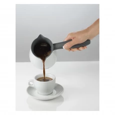 Sipanje kafe iz električne džezve Gorenje u šoljicu za kafu