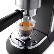 Aparat za espresso kafu sa mogućnošću pripreme dvije šoljice kafe istovremeno.