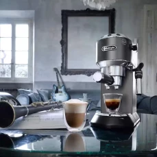Aparat za espresso kafu sa radnim pritiskom od: 15 bara.