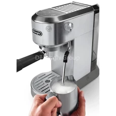 Aparat za espresso kafu sa pjenjačom za mlijeko.