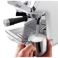 Aparat za espresso kafu sa pjenjačom za mlijeko.
