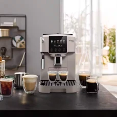 Aparat za espresso kafu sa pjenjačom za mlijeko.